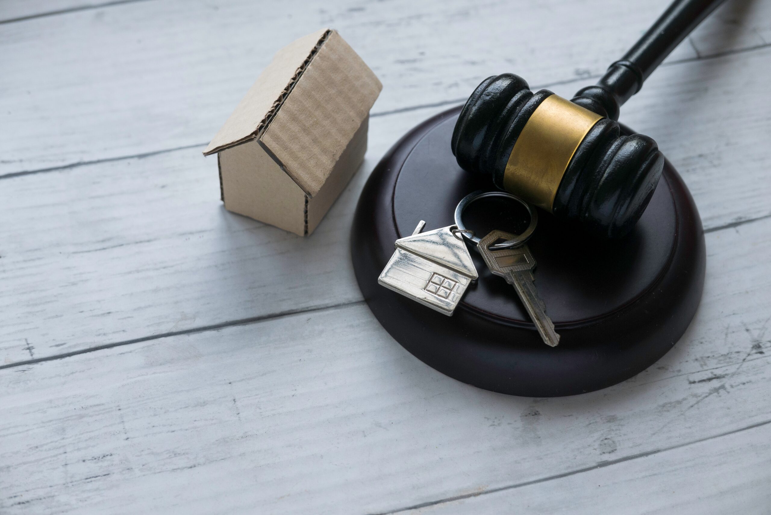 Concept of real estate auction, legal system and property division after divorce.