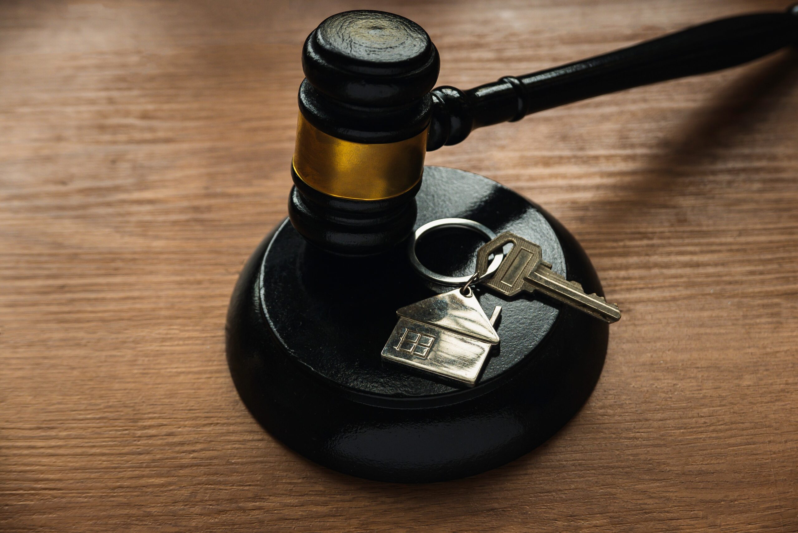 Concept of real estate auction, legal system and property division after divorce.
