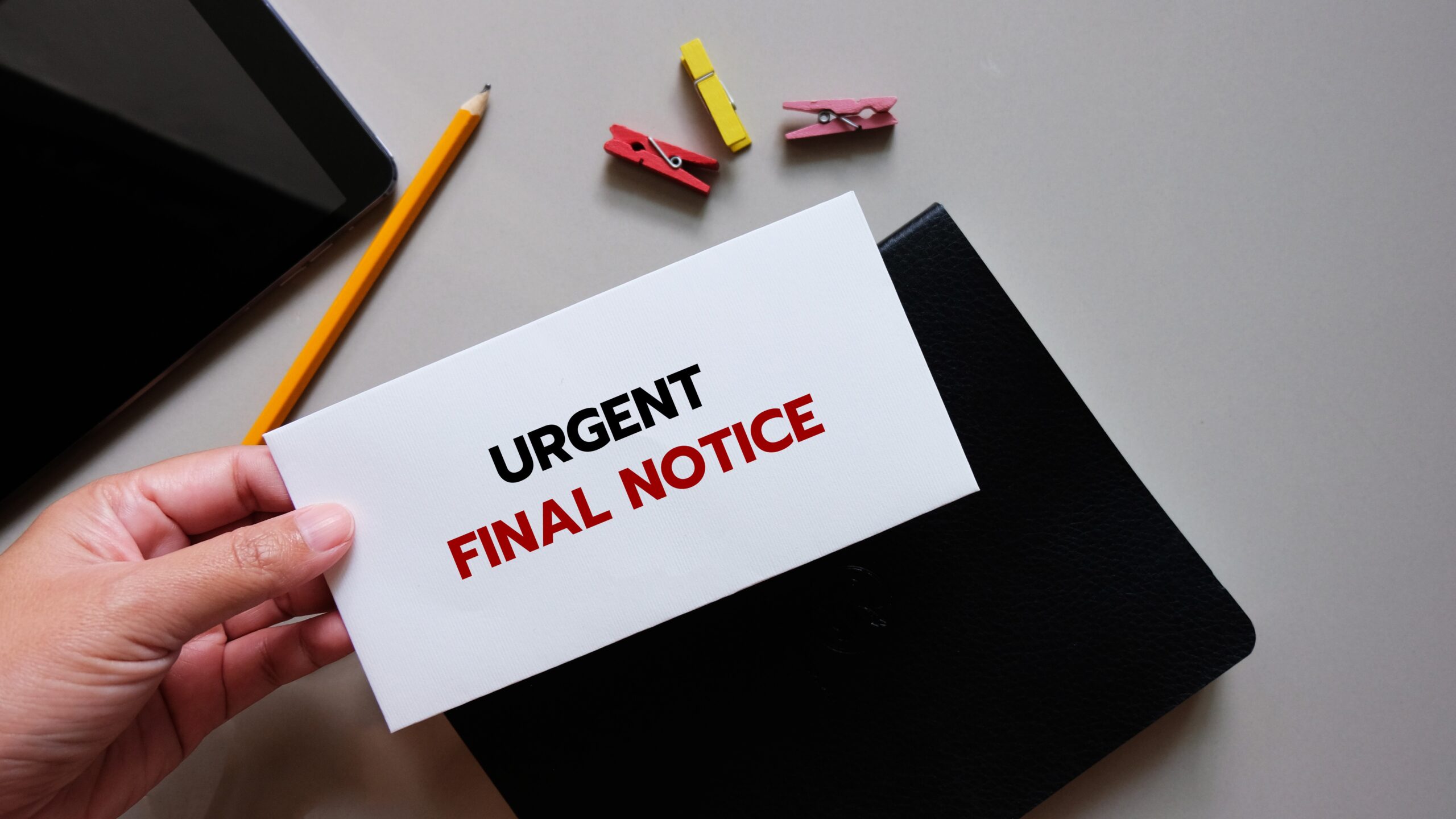 open envelope with a letter that says in red color, urgent final notice.