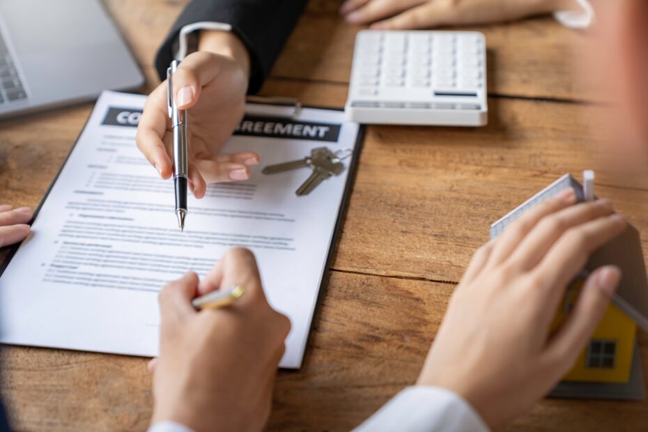 Real estate company to buy houses and land are delivering keys and houses to customers after agreein